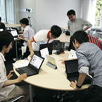 PCを利用したグループワーク講義における対面的画面共有の実践