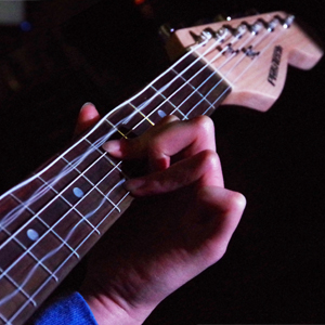 Wobble Strings: Spatially Divided Stroboscopic Effect for Augmenting Wobbly Motion of Stringed Instruments