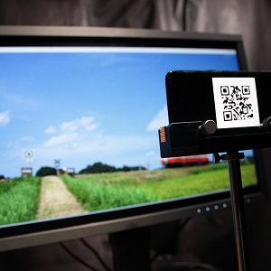 不可視の色振動を用いた画像へのQRコード埋め込み