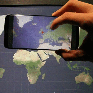 不可視の色振動を用いたスマートフォンの位置に応じたディスプレイとの連携